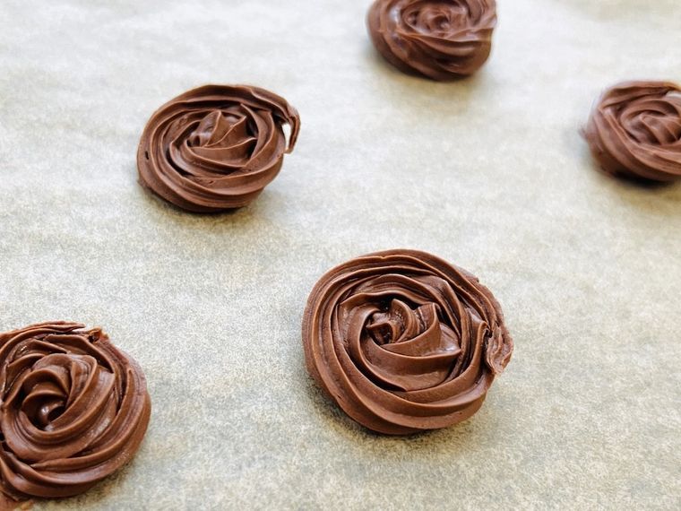 チョコレート生地を天板の上に絞り出した様子