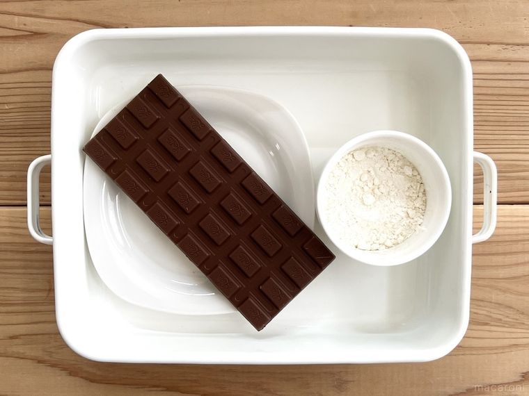 バットの上に板チョコレートと薄力粉がのっている様子