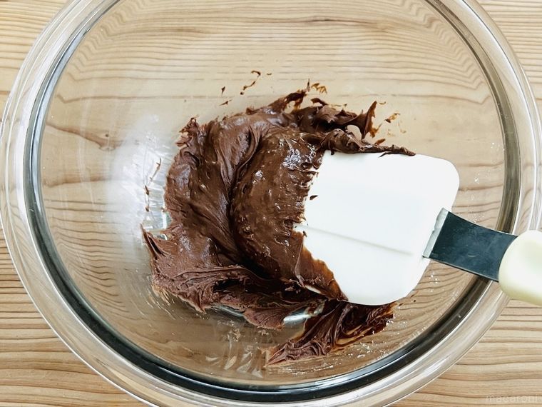 溶かしたチョコレートに薄力粉を混ぜた様子