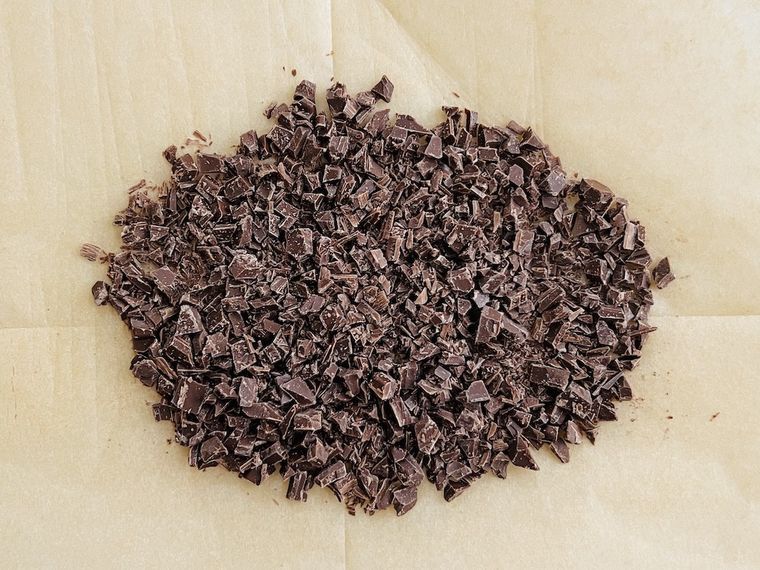 チョコレートを細かく刻んだ様子