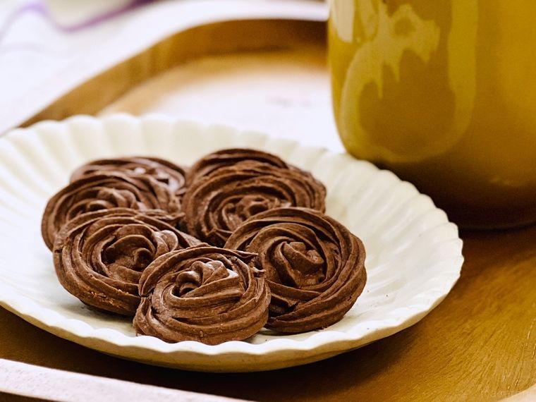 皿に盛られた焼きチョコと紅茶が入ったティーカップ