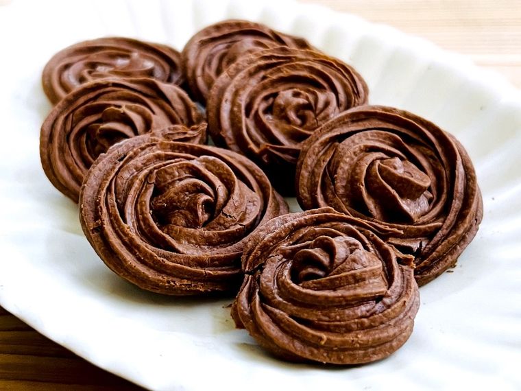 皿に盛られた焼きチョコ