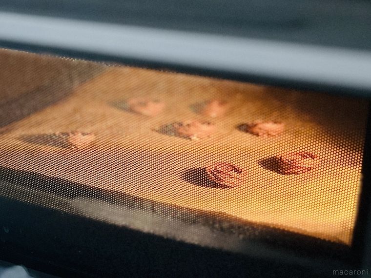 オーブンで焼きチョコを焼いている様子