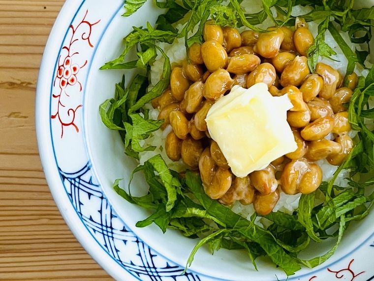 ごはんの上に納豆、大葉、バターをのせた様子
