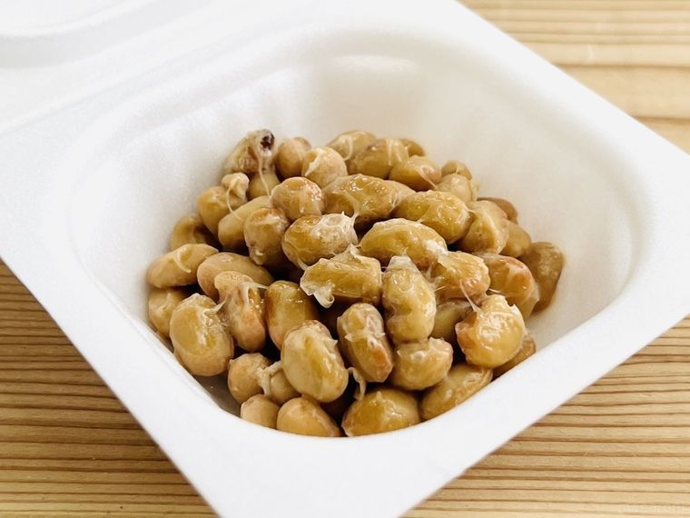 テーブルの上に納豆が置かれている様子