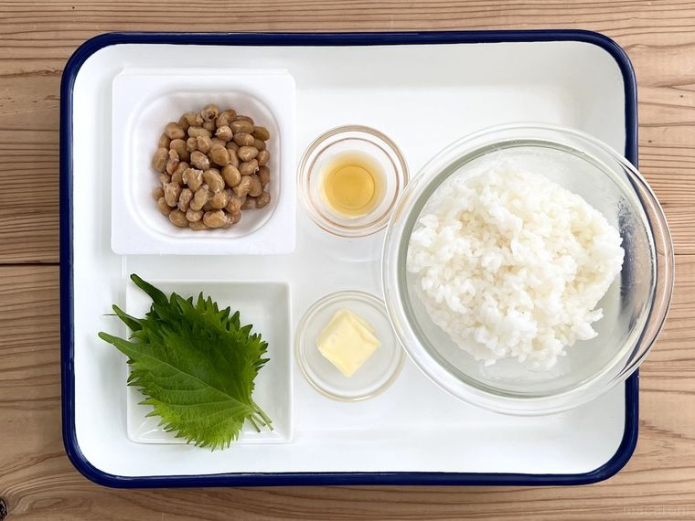 バットの上に納豆、たれ、大葉、バター、ごはんが置かれた様子