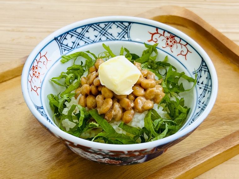 ごはんの上に納豆、大葉、バターをのせた様子