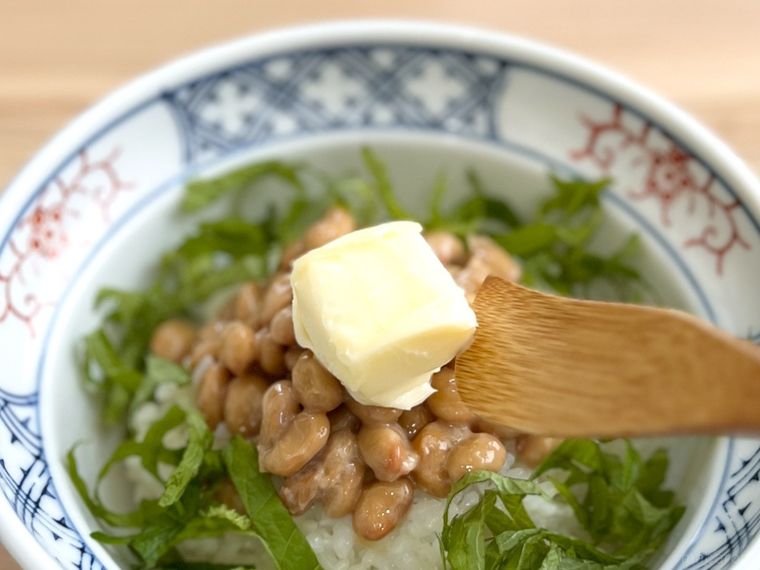 ごはんの上に納豆、大葉、バターをのせた様子