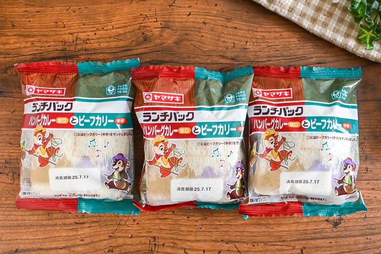 パンのパッケージ3つ俯瞰