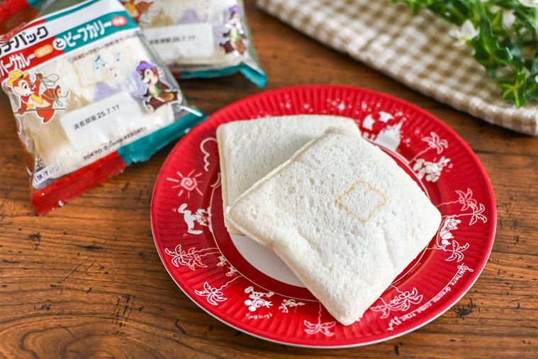 お皿にのったパン