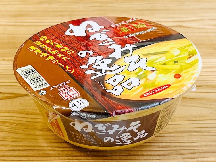 テーブルの上に置かれたヤマダイのねぎみその逸品