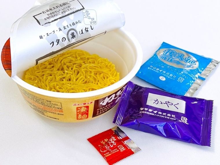 「ねぎみその逸品」を開封し、スープ、かやく、おろしにんにくを出した様子