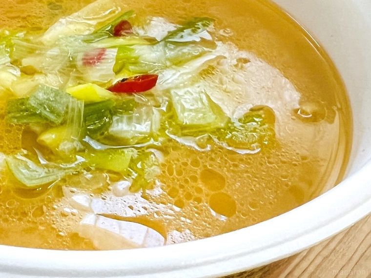 ねぎがトッピングされた味噌味のカップラーメン