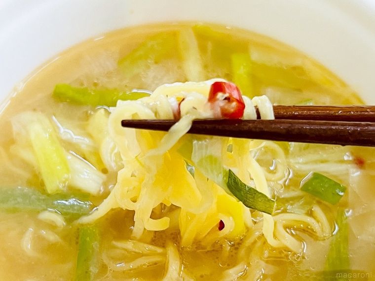 カップラーメンの麺を箸ですくっている様子