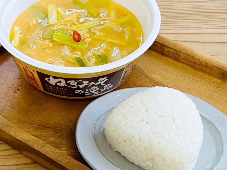 お盆にのったねぎみその逸品と塩おにぎり