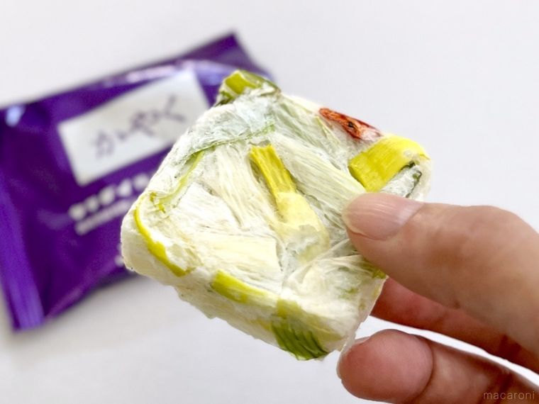 「ねぎみその逸品」のかやくを袋から出した様子