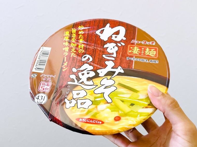 「ねぎみその逸品」を手で持っている様子
