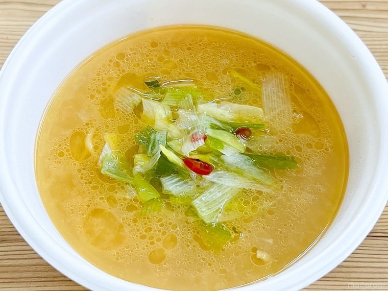 ねぎがトッピングされた味噌味のカップラーメン