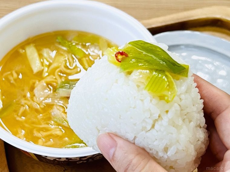 ねぎみその逸品のねぎをおにぎりにのせた様子