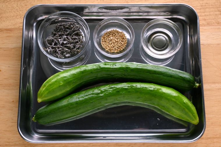 きゅうりと塩こんぶ、いりごま、酢などの浅漬けの材料が並んでいる