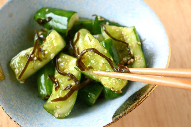 器に盛り付けられたきゅうりの浅漬けを箸で摘む様子