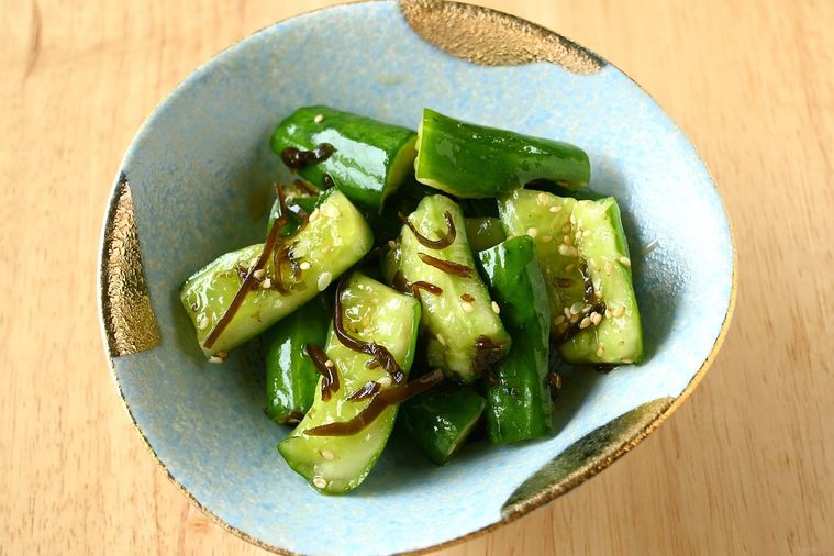 器に盛り付けられたきゅうりの浅漬け