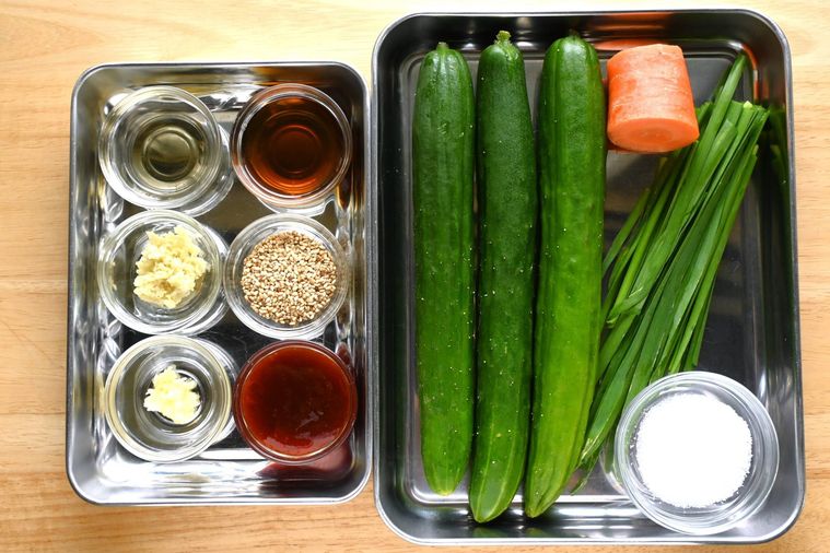 きゅうりとにんじん、ニラ、調味料などのオイキムチの材料が並んでいる