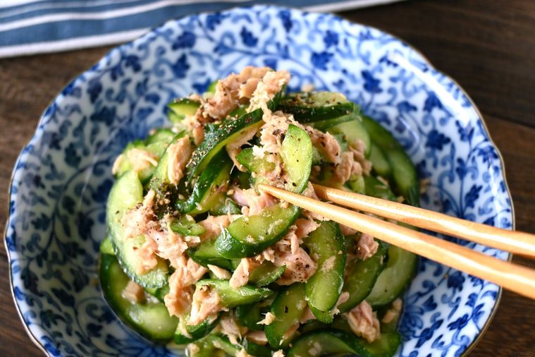 きゅうりとツナの和え物を箸で摘む様子