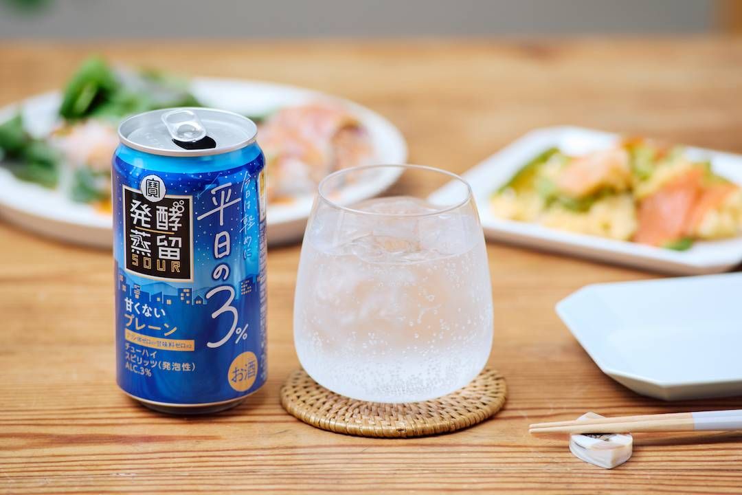 テーブルに発酵蒸留サワー平日の３を注いだグラスと缶が並んでいる様子