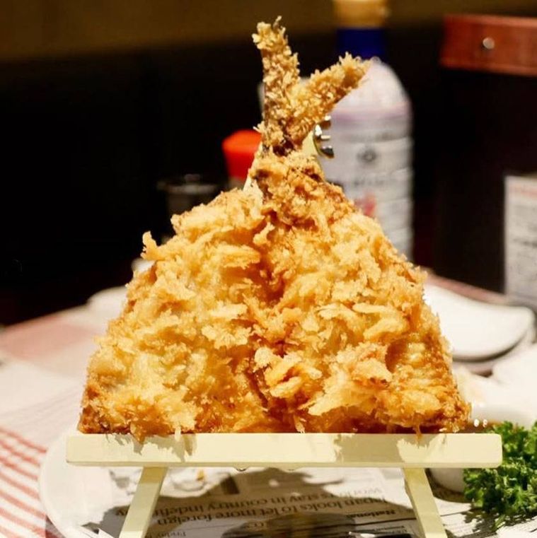 スタンドに立てかけられたアジフライ