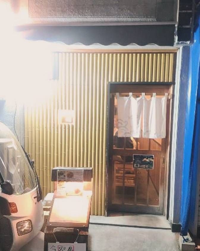 入り口に白いのれんがかかったお魚食堂 一心の外観