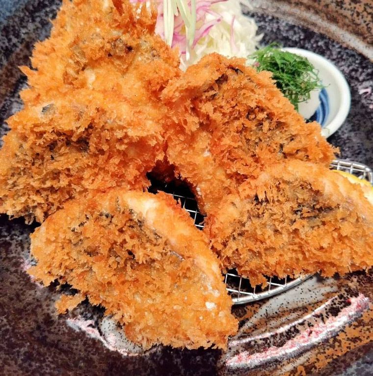 お皿に盛られた生アジフライとカキフライのあいもり合盛り