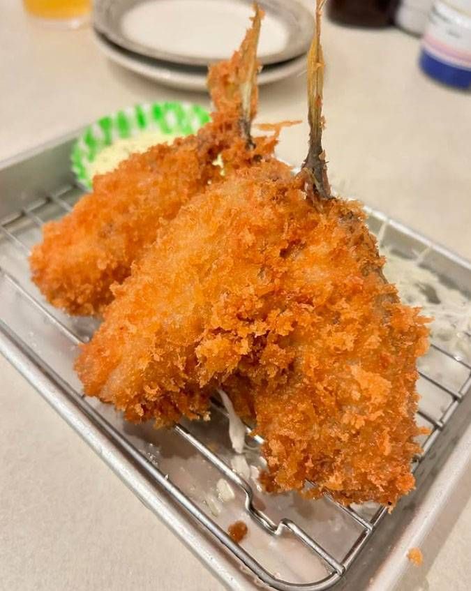 油切りバッドに盛られた金あじフライ