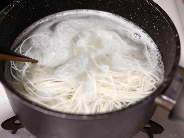 そうめんをゆでているところ
