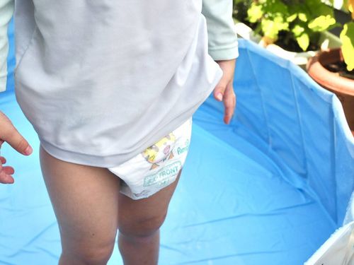急な水遊びしたいにも慌てない。いつものおむつで水遊び用おむつを自作する方法