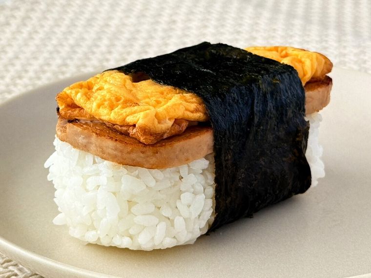 白皿にのった「SPAM®むすび 玉子焼き」