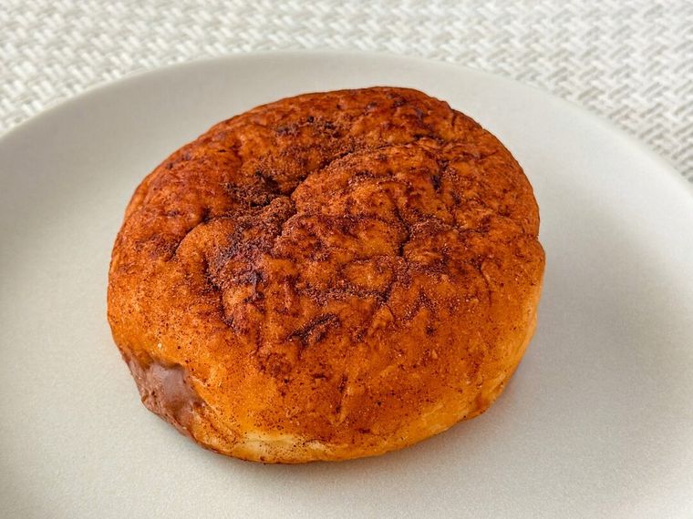 白皿にのった「マラサダ（マカダミアチョコホイップ）」