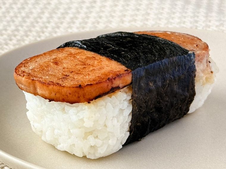 白皿にのった「SPAM®むすび ツナマヨネーズ」
