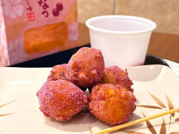 丸亀うどーなつ アサイーベリー味とパッケージが並んでいる様子