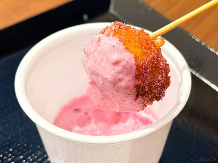 丸亀うどーなつ アサイーベリー味をソースにディップソースに付けている様子