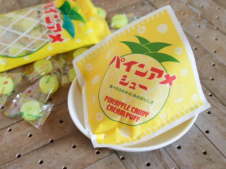 パインアメとパインアメシューを板の上で並べている