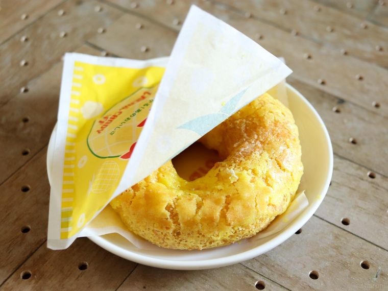 白いお皿にのったビアードパパのパインアメシュー