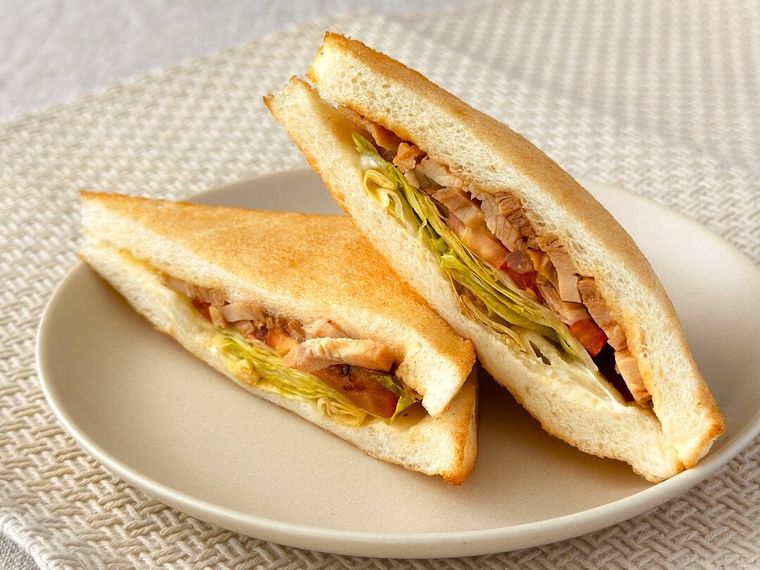 白皿にのったクア・アイナ監修 テリチキンサンド