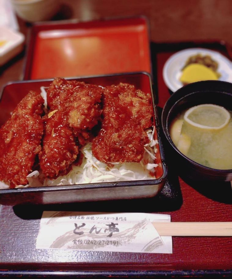 お重に入ったソースカツ丼と味噌汁などの定食