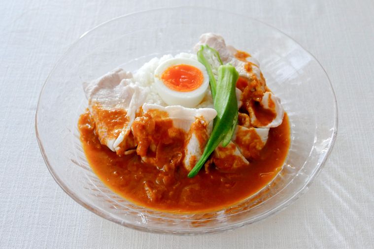 ゆで卵とオクラをトッピングした冷やしカレー