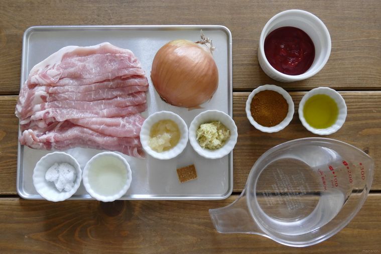 冷やしカレーの材料が並ぶ木製テーブル