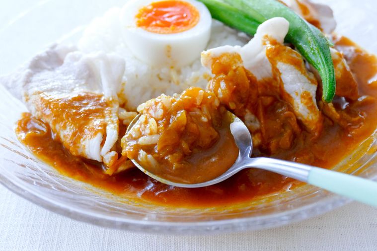 冷やしカレーをスプーンですくう様子