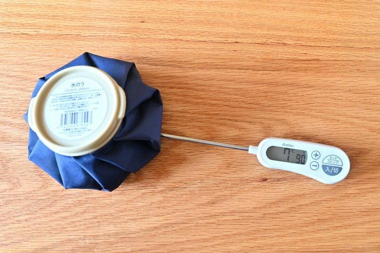 常温に1時間置いた氷のうの温度をはかっている