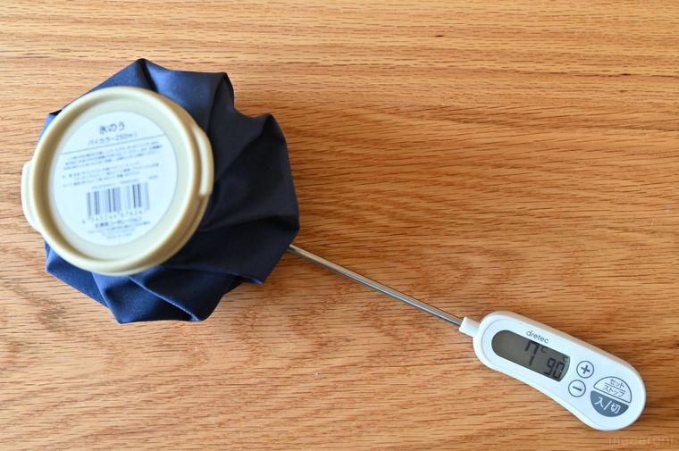 氷のうの温度をはかっている