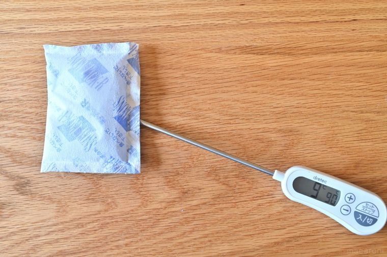 保冷剤の温度をはかっている